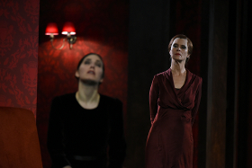 Wassa Schelesnowa – Hessisches Staatstheater Wiesbaden – Evgeny Titov verdunkelt Maxim Gorkis dunkle Welt