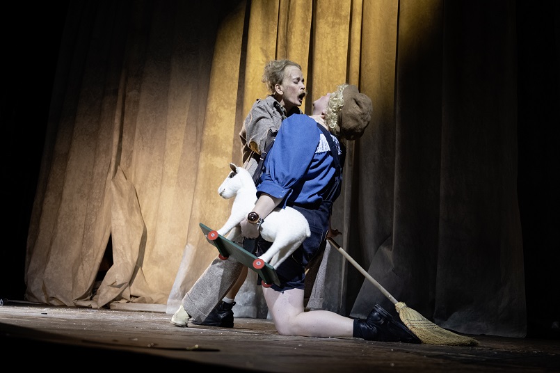 DerDienerzweierHerren2 805 JR Berliner Ensemble u