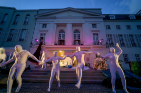 Tartuffe oder Das Schwein der Weisen – Deutsches Theater Berlin – Jan Bosse inszeniert Molière in PeterLichts reduzierter Überschreibung