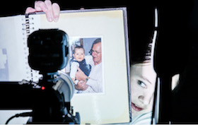 Selbstvergessen – Deutsches Theater Berlin – Gernot Grünewald und ein jugendliches Ensemble entwickeln einen Abend über die Gegenwart der Vergangenheit