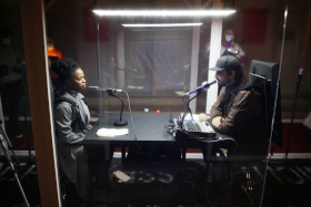 Alles unter Kontrolle – Maxim Gorki Theater Berlin – Oliver Frljić und das Gorki-Ensemble auf einem Theaterparcours besonderer Art