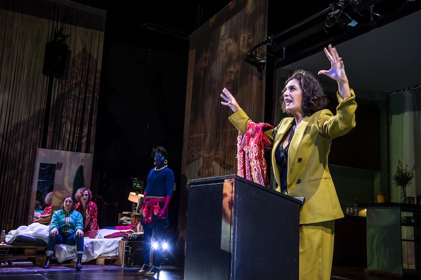 Identittivon Mithu Sanyal &mdash; Urauff&uuml;hrung am 12. November 2021 &mdash; Schauspielhaus, Kleines Haus Regie: Kieran JoelB&uuml;hne: Justus SaretzKost&uuml;m: Katharina Sook WiltingMusik: Lenny MockridgeVideo: Sebastian PircherLicht: Thomas KrammerDramaturgie: Lynn Takeo MusiolAuf dem Bild: Cennet R&uuml;ya Vo&szlig;, Friederike Wagner, Serkan Kaya, Leila Abdullah Foto: Sandra Then