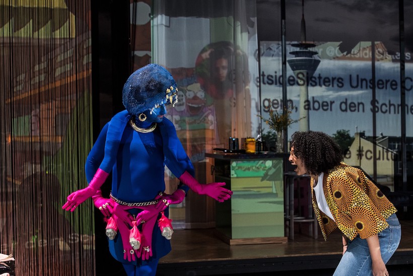 Identittivon Mithu Sanyal &mdash; Urauff&uuml;hrung am 12. November 2021 &mdash; Schauspielhaus, Kleines Haus Regie: Kieran JoelB&uuml;hne: Justus SaretzKost&uuml;m: Katharina Sook WiltingMusik: Lenny MockridgeVideo: Sebastian PircherLicht: Thomas KrammerDramaturgie: Lynn Takeo MusiolAuf dem Bild: Serkan Kaya, Fnot Taddese Foto: Sandra Then