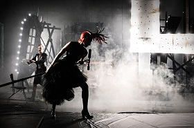 Öl! – Schauspiel Frankfurt – Jan-Christoph Gockel inszeniert Upton Sinclairs Roman als Abgesang auf eine Lebensform