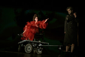 Die Brüder Karamasow – Schauspielhaus Hamburg – Oliver Frljić macht aus Dostojewskis Roman ein düsteres Ölgemälde 