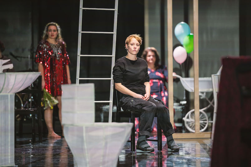 ANATOMY OF A SUICIDE; von Alice Birch; REGIE Lilja Rupprecht; B&Uuml;HNE Anne Ehrlich; KOST&Uuml;ME Annelies Vanlaere; VIDEO Moritz Grewenig; MIT Robin Alberding; Sebastian Jakob Doppelbauer; Mathias Max Herrmann; Caroline Junghanns; Irene Kugler; Alban Mondschein; Sebastian Nakajew; Sabine Orl&eacute;ans; Fabian Ristau; Nils Rovira-Mu&ntilde;oz; Amelle Schwerk; Safak Sengul