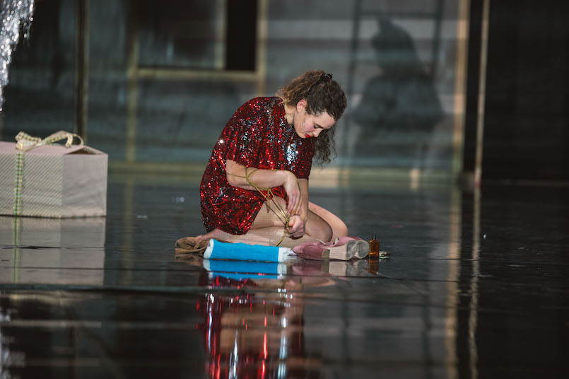 ANATOMY OF A SUICIDE; von Alice Birch; REGIE Lilja Rupprecht; B&Uuml;HNE Anne Ehrlich; KOST&Uuml;ME Annelies Vanlaere; VIDEO Moritz Grewenig; MIT Robin Alberding; Sebastian Jakob Doppelbauer; Mathias Max Herrmann; Caroline Junghanns; Irene Kugler; Alban Mondschein; Sebastian Nakajew; Sabine Orl&eacute;ans; Fabian Ristau; Nils Rovira-Mu&ntilde;oz; Amelle Schwerk; Safak Sengul