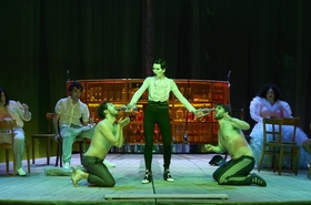 Der Böse Geist Lumpazivagabundus – Landestheater Linz – Georg Schmiedleitner inszeniert Nestroys Text mit ordentlich Schmäh zwischen Feenhimmel und Tresen