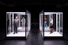 Gespenster. Erika, Klaus und der Zauberer – Münchner Kammerspiele – Das Kollektiv RAUM+ZEIT sperrt drei Manns in Glaswürfel ein