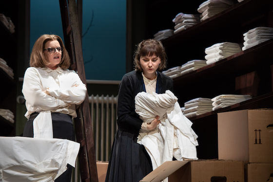 Heldenplatz 560 brittabayerundpatriziaunger Anna Maria Loeffelberger u