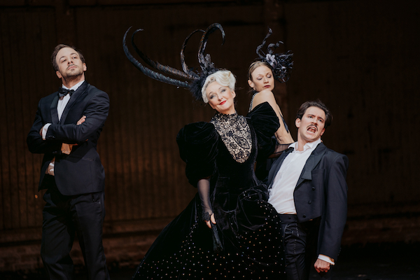 BUNBURYvon Oscar WildeJohn Worthing: Florian Teichtmeister Algernon Moncrieff: Tim Werths Pastor Chasuble: Max GindorffMerriman und Lane, Butler: Marcel HeupermanLady Bracknell: Regina Fritsch Gwendolen Fairfax: Mavie H&ouml;rbigerCecily Cardew: Andrea WenzlMiss Prism: Mehmet Ateş&ccedil;i Regie: Antonio LatellaB&uuml;hne: Annelisa ZaccheriaKost&uuml;me: Graziella PepeMusik: Franco VisioliChoreographie: Francesco ManettiVideodesign: Lucio FiorentinoLicht: Marcus LoranDramaturgie: Federico Bellini / Andreas Karlaganis