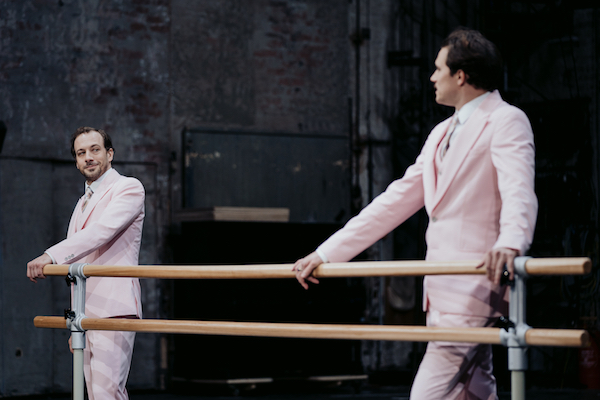 BUNBURYvon Oscar WildeJohn Worthing: Florian Teichtmeister Algernon Moncrieff: Tim Werths Pastor Chasuble: Max GindorffMerriman und Lane, Butler: Marcel HeupermanLady Bracknell: Regina Fritsch Gwendolen Fairfax: Mavie H&ouml;rbigerCecily Cardew: Andrea WenzlMiss Prism: Mehmet Ateş&ccedil;i Regie: Antonio LatellaB&uuml;hne: Annelisa ZaccheriaKost&uuml;me: Graziella PepeMusik: Franco VisioliChoreographie: Francesco ManettiVideodesign: Lucio FiorentinoLicht: Marcus LoranDramaturgie: Federico Bellini / Andreas Karlaganis