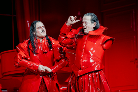 Die Jagdgesellschaft – Akademietheater Wien – Lucia Bihler inszeniert Thomas Bernhard als Fiebertraum in Rot