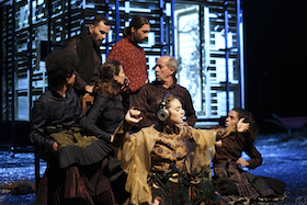 Catarina oder von der Schönheit, Faschisten zu töten – Wiener Festwochen –  Mit einem tödlichen Familienritual ehrt Tiago Rodrigues die portugiesische Nationalheldin Catarina Eufémia