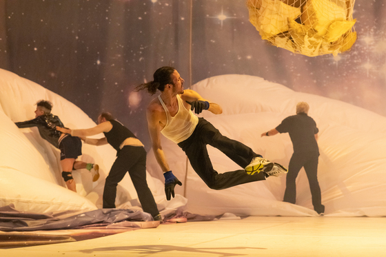 Cascade - Meg Stuart / Damaged Goods - Nanterre-AmandiersCHOR&Eacute;GRAPHIEMeg StuartCR&Eacute;&Eacute; AVEC ET INTERPR&Eacute;T&Eacute; PARPieter AmpeJ. BatutMor DemerDavis FreemanM&aacute;rcio Kerber CanabarroRenan Martins de OliveiraIsabela Fernandes SantanaSC&Eacute;NOGRAPHIE ET LUMI&Egrave;REPhilippe QuesneDRAMATURGIEIgor DobricicMUSIQUEBrendan DoughertyMUSIQUE LIVESofia Borges, Brendan DoughertyCOSTUMESAino LaberenzASSISTANTE SC&Eacute;NOGRAPHIE&Eacute;lodie DauguetASSISTANT CHOR&Eacute;GRAPHIEFrancisco Camacho