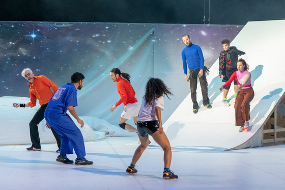 Cascade - Meg Stuart / Damaged Goods - Nanterre-AmandiersCHOR&Eacute;GRAPHIEMeg StuartCR&Eacute;&Eacute; AVEC ET INTERPR&Eacute;T&Eacute; PARPieter AmpeJ. BatutMor DemerDavis FreemanM&aacute;rcio Kerber CanabarroRenan Martins de OliveiraIsabela Fernandes SantanaSC&Eacute;NOGRAPHIE ET LUMI&Egrave;REPhilippe QuesneDRAMATURGIEIgor DobricicMUSIQUEBrendan DoughertyMUSIQUE LIVESofia Borges, Brendan DoughertyCOSTUMESAino LaberenzASSISTANTE SC&Eacute;NOGRAPHIE&Eacute;lodie DauguetASSISTANT CHOR&Eacute;GRAPHIEFrancisco Camacho