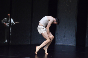 lonely ballads EINS + ZWEI – Werk X Wien – Martin Grubers aktionstheater ensemble umkreist das Jahresthema Isolation