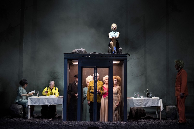 Ausl&ouml;schung. Ein Zerfallnach Thomas Bernhard Regie: Karin HenkelB&uuml;hne: Thilo ReutherKost&uuml;me: Teresa VerghoMusik: Lars WittershagenDramaturgie: Rita Thiele, Juliane KoeppProbenfoto; auf dem Bild: Almut Zilcher, Manfred Zapatka, Statisterie, Anja Schneider, Bernd Moss  Copyright: Monika RittershausKontaktE-Mail: monikarittershaus@web.deMobil: +49 (0)172 394 58 98Web: www.monikarittershaus.de   Honorarfrei f&uuml;r Rezensionen und Vorank&uuml;ndigungen. Bitte lesen und beachten Sie das Copyright!