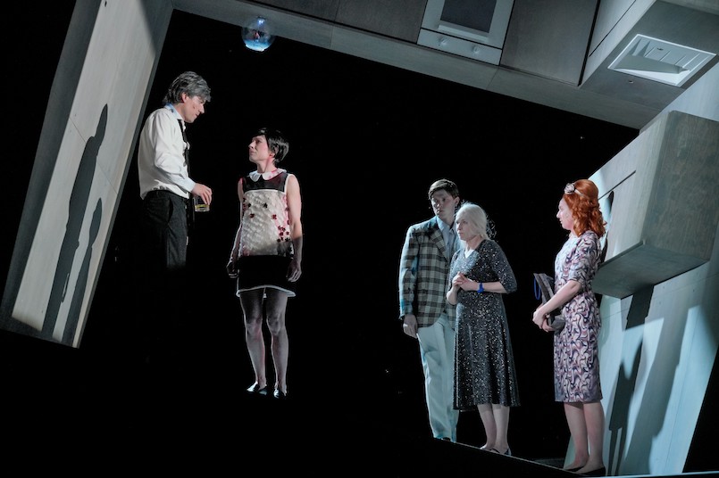 Birthday Candlesvon Noah Haidle Regie: Anna BergmannB&uuml;hne: Jo SchrammKost&uuml;me: Lane Sch&auml;ferMusik: Hannes GwisdekVideo: Sebastian PircherDramaturgie: Franziska TrinkausBewegungschoreographie: Martin BuczkoAuf dem Bild: Alexander Khuon, Kathleen Morgeneyer, Enno Trebs, Corinna Harfouch, Franziska Machens  Copyright Arno Declair    arno@iworld.deBirkenstr.13b     10559 Berlinmobil  +49 (0)172 400 85 84Konto 600065 208 Blz 20010020    Postbank Hamburg IBAN/BIC: DE70 2001 0020 0600 0652 08 / PBNKDEFFHonorarfrei f&uuml;r Rezensionen und Vorank&uuml;ndigungen. Bitte lesen und beachten Sie das Copyright!Mehrwertsteuerpflichtig 7 %   USt-ID Nr. DE118970763St.Nr. 34/257/00024       FA Berlin Mitte/Tiergarten