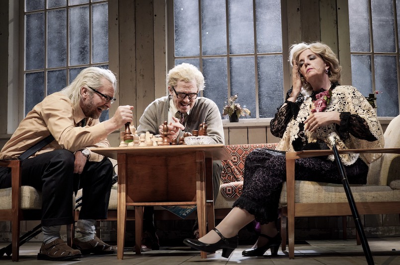 Platonowvon Anton Tschechow in einer Fassung von Timofej Kuljabin und Roman Dolzhanskij Regie: Timofej KuljabinB&uuml;hne: Oleg GolowkoKost&uuml;me: Vlada PomirkovanayaDramaturgie: John von D&uuml;ffel, Roman DolzhanskijLicht: Robert Grauel, Oleg GolowkoAuf dem Bild: Manuel Harder, Enno Trebs, Katrin Wichmann  Copyright Arno Declair    arno@iworld.deBirkenstr.13b     10559 Berlinmobil  +49 (0)172 400 85 84Konto 600065 208 Blz 20010020    Postbank Hamburg IBAN/BIC: DE70 2001 0020 0600 0652 08 / PBNKDEFFHonorarfrei f&uuml;r Rezensionen und Vorank&uuml;ndigungen. Bitte lesen und beachten Sie das Copyright!Mehrwertsteuerpflichtig 7 %   USt-ID Nr. DE118970763St.Nr. 34/257/00024       FA Berlin Mitte/Tiergarten Vorab Probenfoto