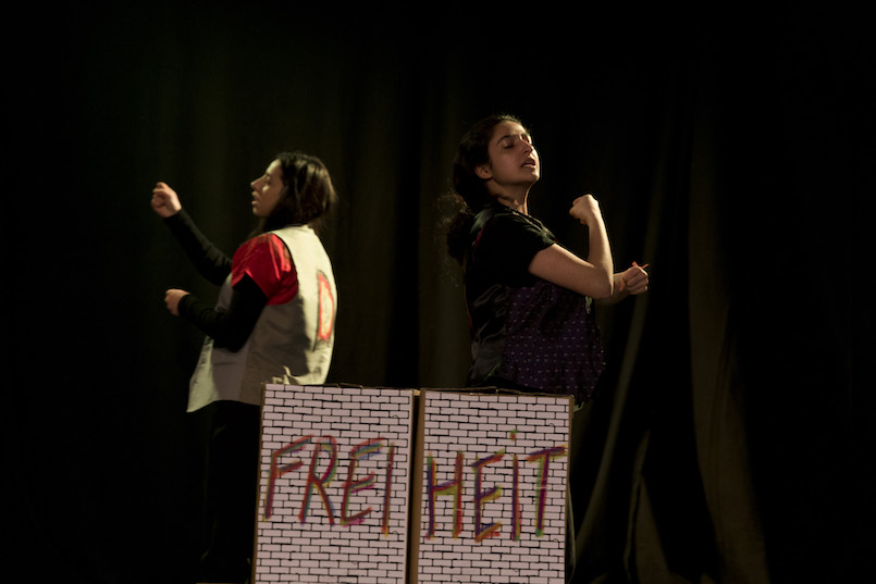 ttj2 p jugendtheatergruppe roma trial wir sind hier c jana kie&szlig;er