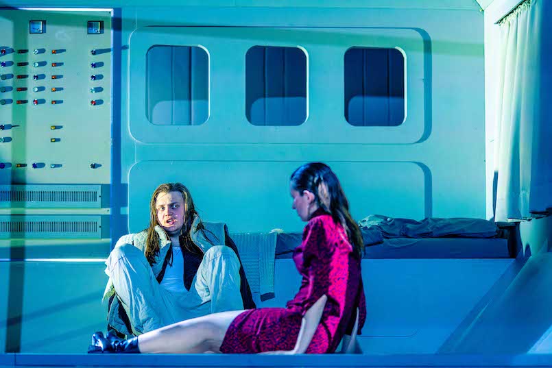 Staatstheater CottbusSOLARISNach dem Roman von Stanisław LemSzenenfoto mit Johannes Scheidweiler (Kelvin) und Alexandra Weis (Harey)(Foto: Frank Hammerschmidt)