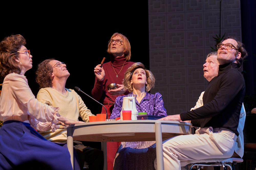 Deutsches SchauSpielHaus Hamburg: &bdquo;G&uuml;nther Gr&uuml;ndgens &ndash; ein Leben, zu wahr, um sch&ouml;n zu sein&ldquo; Musikalischer Festakt von Barbara B&uuml;rk und Clemens SienknechtRegie: Barbara B&uuml;rk und Clemens Sienknecht. B&uuml;hne und Kost&uuml;me: Anke Grot. Premiere am 21.1.2022 im SchauSpielHaus. Foto: Angelika Richter, Jan-Peter Kampwirth, Clemens Sienknecht, Sandra Gerling, Michael Wittenborn, Yorck Dippe &copy; Matthias Horn, 2022. Die Bilder d&uuml;rfen im Rahmen der Ank&uuml;ndigung und Berichterstattung unter Nennung des Copyrights honorarfrei genutzt werden. Bitte senden Sie uns ein Belegexemplar an presse[at]schauspielhaus.de. Kontakt zum Fotografen: Matthias Horn.0171 5438029 / matthias@hornphotography.de