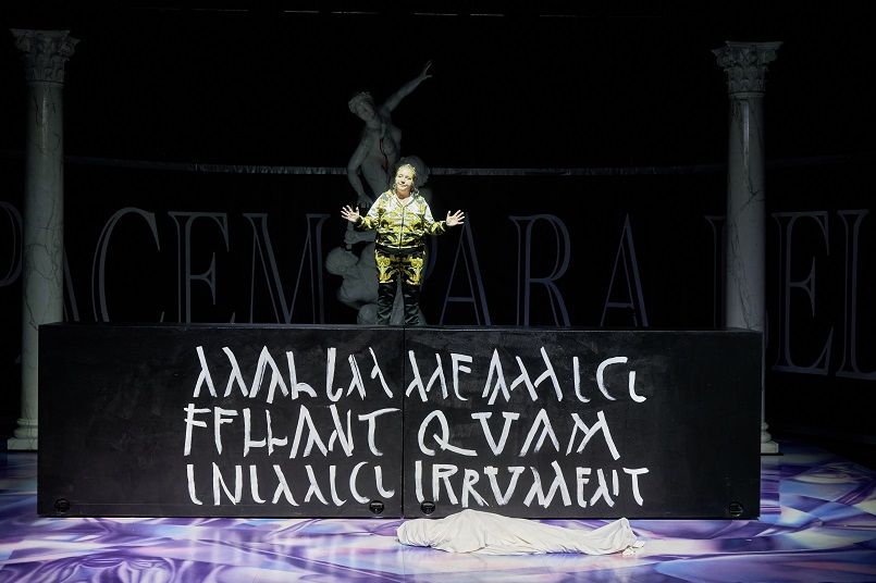 Bettina Stucky steht am 19. August 2022 w&auml;hrend einer Probe zu dem St&uuml;ck "CAESAR&ldquo; von William Shakespeare auf der B&uuml;hne. Die Premiere in der Regie von  Stefan Pucher ist am 25.08.2022 beim Lausitz Festival 2022 und am 03.09.2022 im Malersaal des Deutschen Schauspielhaus in Hamburg. &copy; Oliver Fantitsch, PF 201723, D-20207 HH, Deutschland, Tel: 040/562448, Tel: 0163/5405849, oliver@fantitsch.de, F i n a n z a m t H a m b u r g - H a n s a, UST-ID: DE118809982                                                                                         