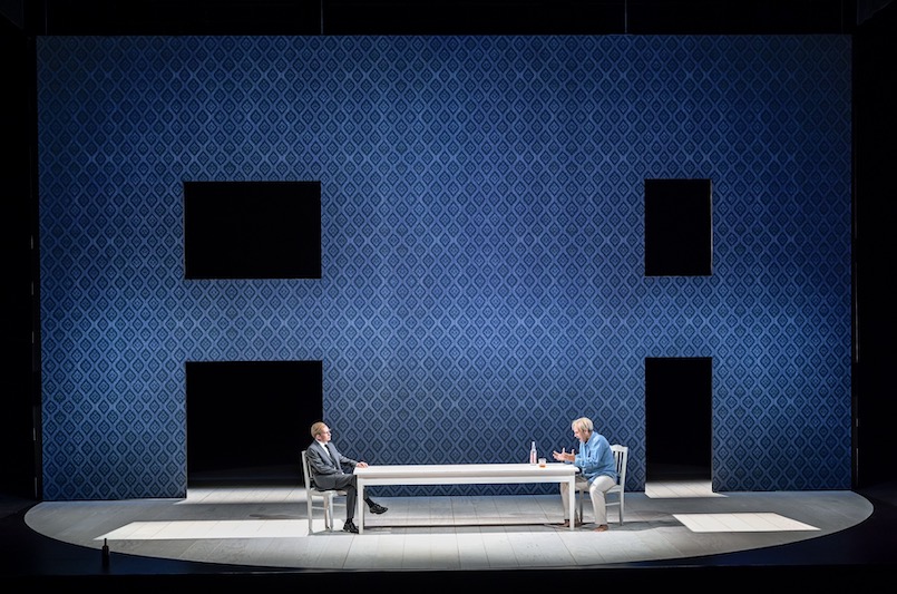 Ein Volksfeindvon Henrik IbsenInszenierung Burkhard C. Kosminski Inszenierung: Burkhard C. KosminskiB&uuml;hne: Florian EttiKost&uuml;me: Ute LindenbergMusik: Hans PlatzgumerLicht: R&uuml;diger BenzDramaturgie: Gwendolyne Melchinger Auf dem BildSven Prietz (Peter Stockmann), Matthias Leja (Tomas Stockmann) Foto: Toni Suter