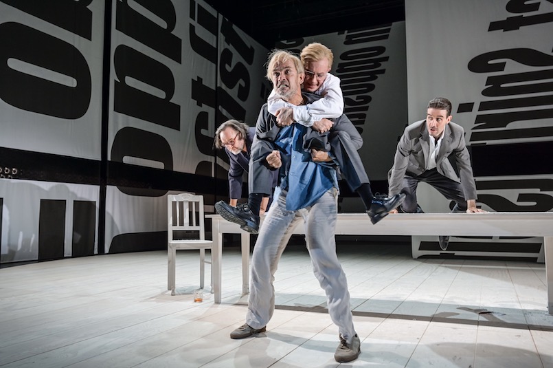 Ein Volksfeindvon Henrik IbsenInszenierung Burkhard C. Kosminski Inszenierung: Burkhard C. KosminskiB&uuml;hne: Florian EttiKost&uuml;me: Ute LindenbergMusik: Hans PlatzgumerLicht: R&uuml;diger BenzDramaturgie: Gwendolyne Melchinger Auf dem BildMatthias Leja (Tomas Stockmann), Sven Prietz (Peter Stockmann)Im Hintergrund: Klaus Rodewald (Hovstad), Marco Massafra (Aslaksen) Foto: Toni Suter