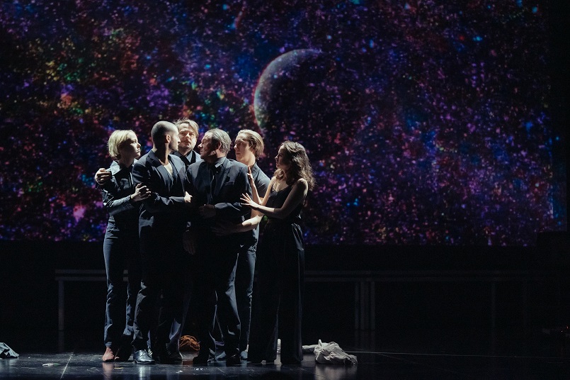  &Ouml;sterreichische Erstauff&uuml;hrung  AM ENDE LICHT von Simon Stephens Premiere am 24. Februar 2022 im Akademietheater Christine / Claudie / Andrea / Victoria    Dorothee HartingerBernard, VaterNorman HackerJessMarie-Luise Stockinger AsheMaresi RiegnerStevenMax GindorffMichaelPhilipp Hau&szlig;AndyBardo B&ouml;hlefeldJoeSebastian KleinMichaelaDunja SowinetzEmmaStefanie DvorakLive-MusikPhilipp Rohmer Regie:Lilja RupprechtB&uuml;hne:Holger PohlKost&uuml;me: Annelies VanlaereMusik:Philipp RohmerVideo: Moritz GrewenigLicht:Norbert PillerDramaturgie:Anika Steinhoff