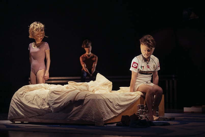  &Ouml;sterreichische Erstauff&uuml;hrung  AM ENDE LICHT von Simon Stephens Premiere am 24. Februar 2022 im Akademietheater Christine / Claudie / Andrea / Victoria    Dorothee HartingerBernard, VaterNorman HackerJessMarie-Luise Stockinger AsheMaresi RiegnerStevenMax GindorffMichaelPhilipp Hau&szlig;AndyBardo B&ouml;hlefeldJoeSebastian KleinMichaelaDunja SowinetzEmmaStefanie DvorakLive-MusikPhilipp Rohmer Regie:Lilja RupprechtB&uuml;hne:Holger PohlKost&uuml;me: Annelies VanlaereMusik:Philipp RohmerVideo: Moritz GrewenigLicht:Norbert PillerDramaturgie:Anika Steinhoff