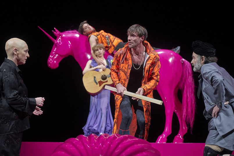 WIE ES EUCH GEF&Auml;LLTWilliam Shakespeare aus dem Englischen von J&Uuml;RGEN GOSCH und ANGELA SCHANELECPremiere am 17.12.2022 im BurgtheaterRegie: TINA LANIKB&uuml;hne: STEFAN HAGENEIERKost&uuml;me: AINO LABERENZMusik: OSKAR HAAGLicht: MICHAEL HOFERDramaturgie: JEROEN VERSTEELEDer alte Herzog / Frederick / Corin: MARTIN REINKEJaques: CHARLOTTE SCHWABLe Beau/ Lord 1/ Silvius: TILMAN TUPPYOrlando: CHRISTOPH LUSEROlivia: ALEXANDRA HENKELAdam: ELISABETH AUGUSTINRosalinde: NINA SIEWERTCelia: SABINE HAUPTTouchstone: ANDREA WENZLPhebe: DUNJA SOWINETZAudrey: LUKAS VOGELSANGAmiens: OSKAR HAAG