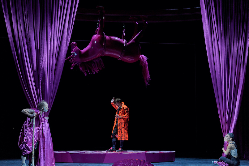 BurgtheaterWIE ES EUCH GEF&Auml;LLTWilliam ShakespearePremiere am 17. Dezember 2022MitElisabeth Augustin, Oskar Haag, Sabine Haupt, Alexandra Henkel, Christoph Luser, Martin Reinke, Charlotte Schwab, Nina Siewert, Dunja Sowinetz, Tilman Tuppy, Lukas Vogelsang, Andrea Wenzl Regie: Tina LanikB&uuml;hne: Stefan HageneierKost&uuml;me: Aino LaberenzMusik: Oskar HaagLicht: Michael HoferDramaturgie: Jeroen Versteele