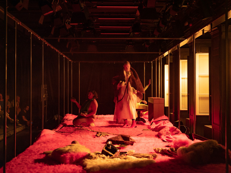 White Flag - Erstauff&uuml;hrung Theater NeumarktRegie: Benny ClaessensDramaturgie: Tine MilzMusik & Komposition: Nid & SancyB&uuml;hne: Stefan BritzeKost&uuml;me: Teresa Vergho