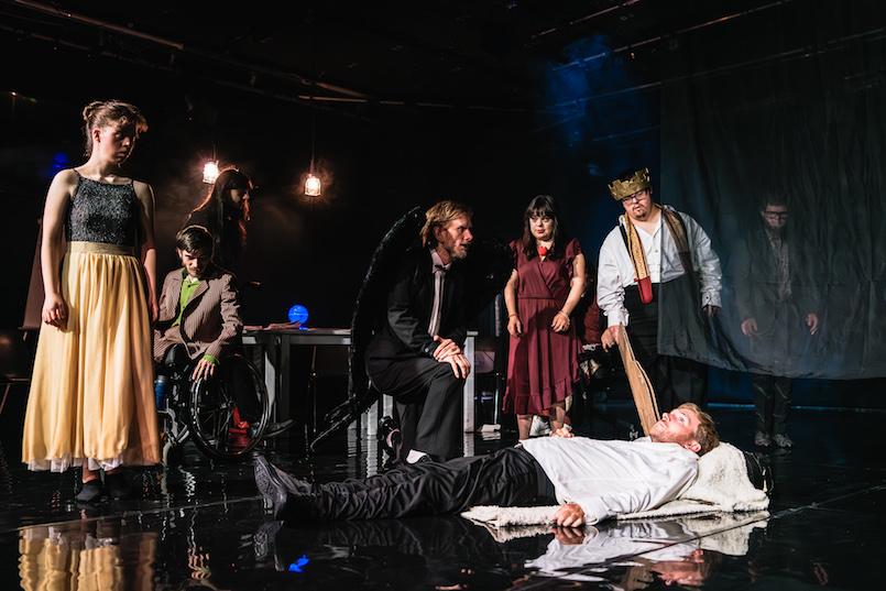 L&Auml;UFTMit Karla Sengteller, Samuel Koch, Robin Krakowski & dem RambaZamba-EnsembleRegie: Leander Hau&szlig;mannNach Einer flog &uuml;ber das Kuckucksnest" arbeitet Leander Hau&szlig;mann zumzweiten Mal am RZt. Der Regisseur, bekannt u. a. f&uuml;r die Filme Sonnenallee,Herr Lehmann, Hotel Lux, Stasikom&ouml;die und NVA sowie f&uuml;r Inszenierungenan der Volksb&uuml;hne am Rosa Luxemburgplatz, am Thalia Theater Hamburg,Gesher Theater Tel Aviv, Burgtheater Wien und Berliner Ensemble, begibtsich mit der St&uuml;ckentwicklung &bdquo;L&Auml;UFT!" zusammen mit seinenDarsteller*innen auf die Suche nach dem Gl&uuml;ck. Wird alles gut, wenn diegeltenden Floskeln versagen? Eine kollektive Recherche.++ am 02.10.2023 in Berlin (Berlin).Foto: Andi Weiland | RambaZamba Theater