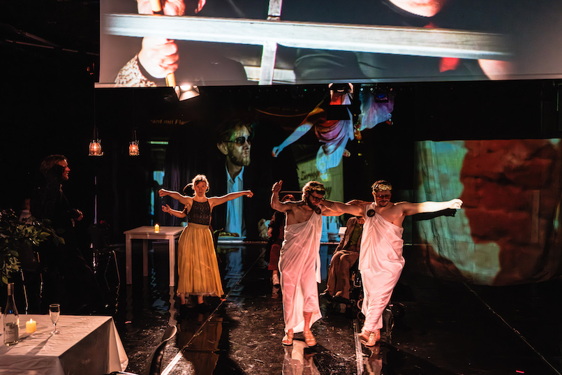 L&Auml;UFTMit Karla Sengteller, Samuel Koch, Robin Krakowski & dem RambaZamba-EnsembleRegie: Leander Hau&szlig;mannNach Einer flog &uuml;ber das Kuckucksnest" arbeitet Leander Hau&szlig;mann zumzweiten Mal am RZt. Der Regisseur, bekannt u. a. f&uuml;r die Filme Sonnenallee,Herr Lehmann, Hotel Lux, Stasikom&ouml;die und NVA sowie f&uuml;r Inszenierungenan der Volksb&uuml;hne am Rosa Luxemburgplatz, am Thalia Theater Hamburg,Gesher Theater Tel Aviv, Burgtheater Wien und Berliner Ensemble, begibtsich mit der St&uuml;ckentwicklung &bdquo;L&Auml;UFT!" zusammen mit seinenDarsteller*innen auf die Suche nach dem Gl&uuml;ck. Wird alles gut, wenn diegeltenden Floskeln versagen? Eine kollektive Recherche.++ am 02.10.2023 in Berlin (Berlin).Foto: Andi Weiland | RambaZamba Theater