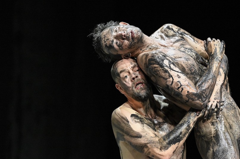 Luluvon Frank Wedekind Regie: Daniela L&ouml;ffnerB&uuml;hne: Claudia KalinskiKost&uuml;me: Daniela SeligKompositionen: Matthias ErhardLicht: Peter LorenzDramaturgie: Kerstin BehrensAuf dem Bild: Sven H&ouml;nig, Simon Werdelis  Sebastian HoppeFotografiePrellerstrasse 27D-01309 DresdenTel.: +49 178 6000683Mail: mail@hoppesebastian.deBankverbindung:Berliner SparkasseIBAN: DE45 1005 0000 0074 7993 39BIC: BELADEBEXXXF&uuml;r Programmtipps, Veranstaltungshinweise, bei redaktioneller Verwendung und f&uuml;r Partner ist die Nutzung frei. Bei anderweitiger Nutzung wenden Sie sich bitte an die Presse- und &Ouml;ffentlichkeitsarbeit &ndash; presse@staatsschauspiel-dresden.de.Nennen Sie bitte immer den Fotografen. / Please respect the copyright.Die Zusendung eines Belegs ist obligatorisch: Staatsschauspiel Dresden, Presse- und &Ouml;ffentlichkeitsarbeit, Theaterstra&szlig;e 2, 01067 Dresden