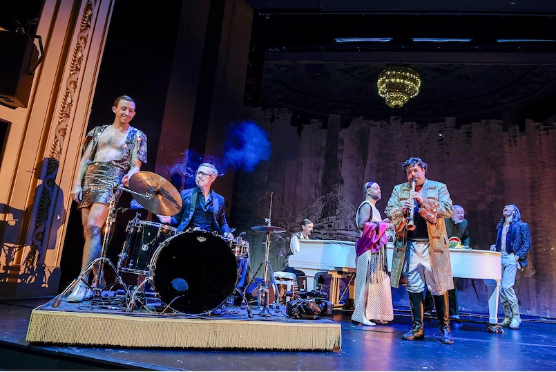 Luluvon Frank Wedekind Regie: Daniela L&ouml;ffnerB&uuml;hne: Claudia KalinskiKost&uuml;me: Daniela SeligKompositionen: Matthias ErhardLicht: Peter LorenzDramaturgie: Kerstin BehrensAuf dem Bild: Simon Werdelis, Raiko K&uuml;ster, David Kosel, Sven H&ouml;nig, Michael Rothmann, Holger H&uuml;bner, Philipp Grimm  Sebastian HoppeFotografiePrellerstrasse 27D-01309 DresdenTel.: +49 178 6000683Mail: mail@hoppesebastian.deBankverbindung:Berliner SparkasseIBAN: DE45 1005 0000 0074 7993 39BIC: BELADEBEXXXF&uuml;r Programmtipps, Veranstaltungshinweise, bei redaktioneller Verwendung und f&uuml;r Partner ist die Nutzung frei. Bei anderweitiger Nutzung wenden Sie sich bitte an die Presse- und &Ouml;ffentlichkeitsarbeit &ndash; presse@staatsschauspiel-dresden.de.Nennen Sie bitte immer den Fotografen. / Please respect the copyright.Die Zusendung eines Belegs ist obligatorisch: Staatsschauspiel Dresden, Presse- und &Ouml;ffentlichkeitsarbeit, Theaterstra&szlig;e 2, 01067 Dresden