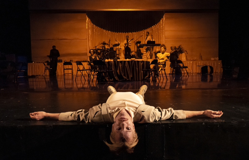 Der Sandmann-AMA1- 02.01.2023Oper von Anna Calvi und Robert Wilson nach der gleichnamigen Erz&auml;hlung von E.T.A. Hoffmann / Musik, Arrangements und Liedtexte von Anna Calvi / Zus&auml;tzliche Musik und Arrangements von Jherek Bischoff / Konzept, Buch und Design der Urauff&uuml;hrungsproduktion von Robert Wilson / Textfassung von Janine OrtizREGIECharlotte SprengerMUSIKALISCHE LEITUNGPhilipp PlessmannB&Uuml;HNEAleksandra PavlovićKOST&Uuml;MEBettina WernerDRAMATURGIEJulia LochteLICHTChristiane PetschatMITMerlin Sandmeyer (Nathanael, ein Student)Toini Ruhnke (Clara, seine Verlobte / Olympia, Spalanzanis Tochter)Pascal Houdus (Lothar, ihr Bruder)Gabriela Maria Schmeide (Mutter von Nathanael / Spalanzani)Andr&eacute; Szymanski (Guiseppe Coppola, Wetterglash&auml;ndler / Coppelius, Advokat / Sandmann)Clara Marie Pinter / Josephine Weber Liam Adamsberger / Jonathan HappeBO Thun / Emil Rustige / Valerio Asteri Murati(Drei Kinder, alternierend) LIVE-MUSIKPhilipp PlessmannNick McCarthyTheresa StarkLisa Wilhelm