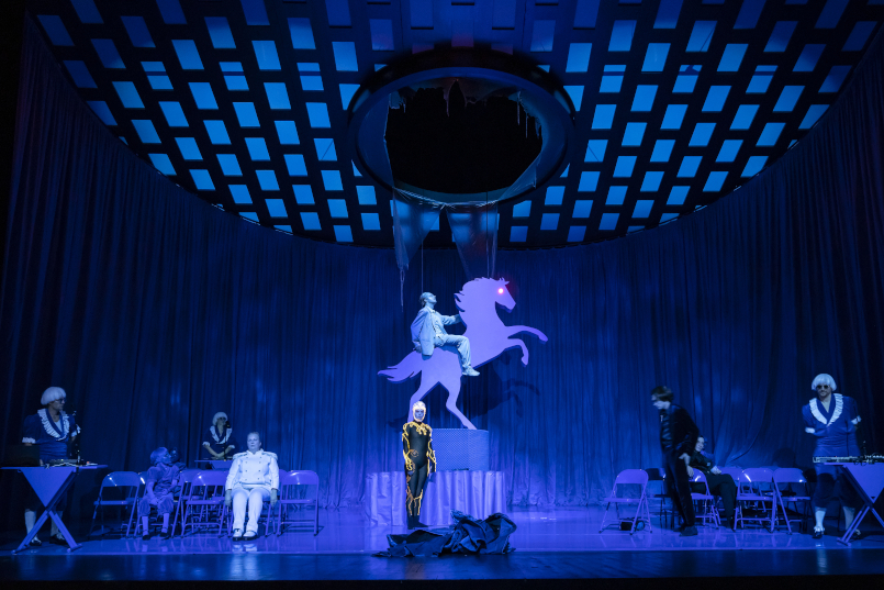 Der Sandmann-HP2- 05.01.2023Oper von Anna Calvi und Robert Wilson nach der gleichnamigen Erz&auml;hlung von E.T.A. Hoffmann / Musik, Arrangements und Liedtexte von Anna Calvi / Zus&auml;tzliche Musik und Arrangements von Jherek Bischoff / Konzept, Buch und Design der Urauff&uuml;hrungsproduktion von Robert Wilson / Textfassung von Janine OrtizREGIECharlotte SprengerMUSIKALISCHE LEITUNGPhilipp PlessmannB&Uuml;HNEAleksandra PavlovićKOST&Uuml;MEBettina WernerDRAMATURGIEJulia LochteLICHTChristiane PetschatMITMerlin Sandmeyer (Nathanael, ein Student)Toini Ruhnke (Clara, seine Verlobte / Olympia, Spalanzanis Tochter)Pascal Houdus (Lothar, ihr Bruder)Gabriela Maria Schmeide (Mutter von Nathanael / Spalanzani)Andr&eacute; Szymanski (Guiseppe Coppola, Wetterglash&auml;ndler / Coppelius, Advokat / Sandmann)Clara Marie Pinter / Josephine Weber Liam Adamsberger / Jonathan HappeBO Thun / Emil Rustige / Valerio Asteri Murati(Drei Kinder, alternierend) LIVE-MUSIKPhilipp PlessmannNick McCarthyTheresa StarkLisa Wilhelm