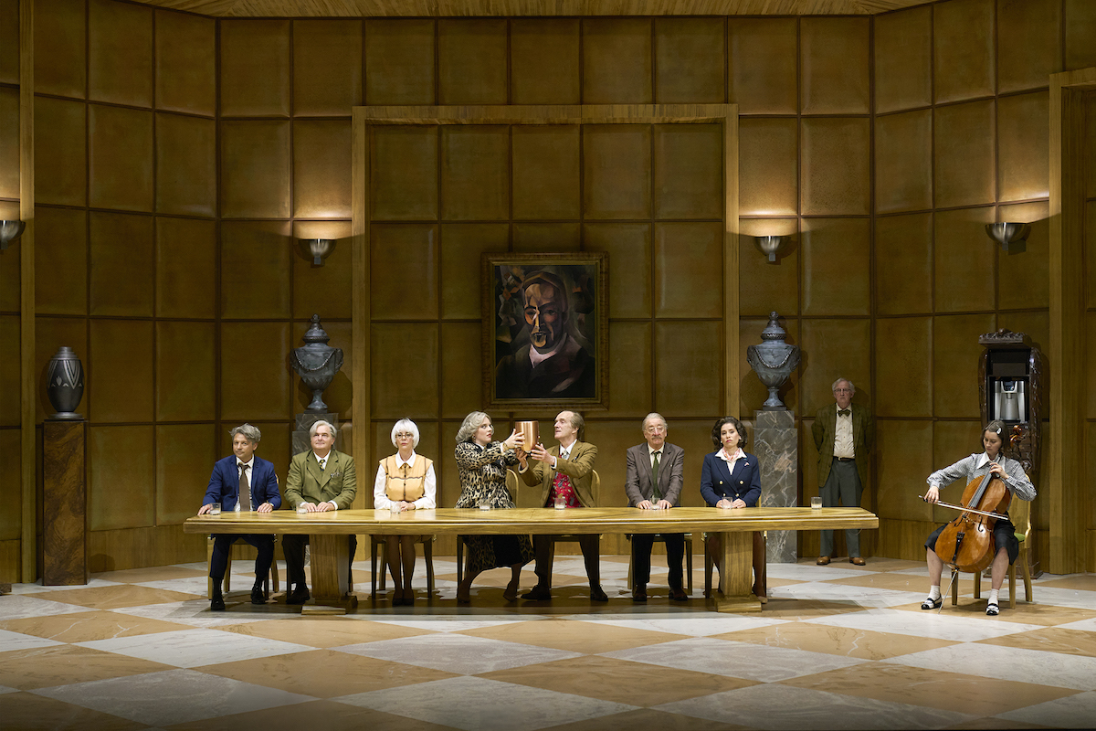 Dr. Watzenreuthers Verm&auml;chtnis &ndash; Ein Wunschdenkfehler, Inszenierung: Christoph Marthaler, Musikalische Einstudierung: Bendix Dethleffsen, B&uuml;hne: Duri Bischoff, Kost&uuml;me: Sara Kittelmann, Lichtdesign: Vassilios Chassapakis, Dramaturgie: Timon Jansen, mit Carina Braunschmidt, Raphael Clamer, Vera Fl&uuml;ck, Martin Hug, Ueli J&auml;ggi, Marie L&ouml;cker, Graham F. Valentine, Karl Friedrich Maximilian G&ouml;tte, Katharina Gieron, Alina Schmidli, Peter Keller, Cellistin: Nadja Reich, Statisterie: Theater Basel, September 2024. Foto Lucia Hunziker