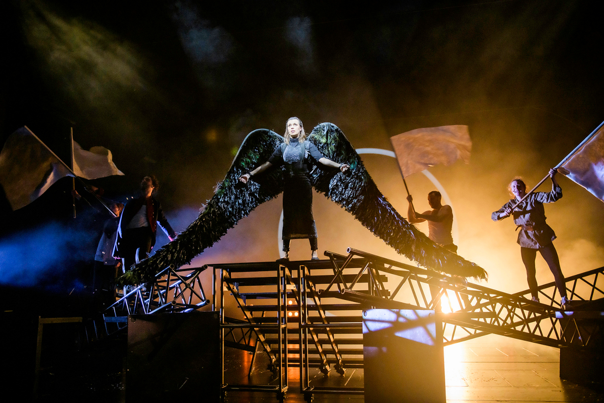 Simon Solbergs "Archetopia" am Schauspiel Bonn © Bettina Stöß