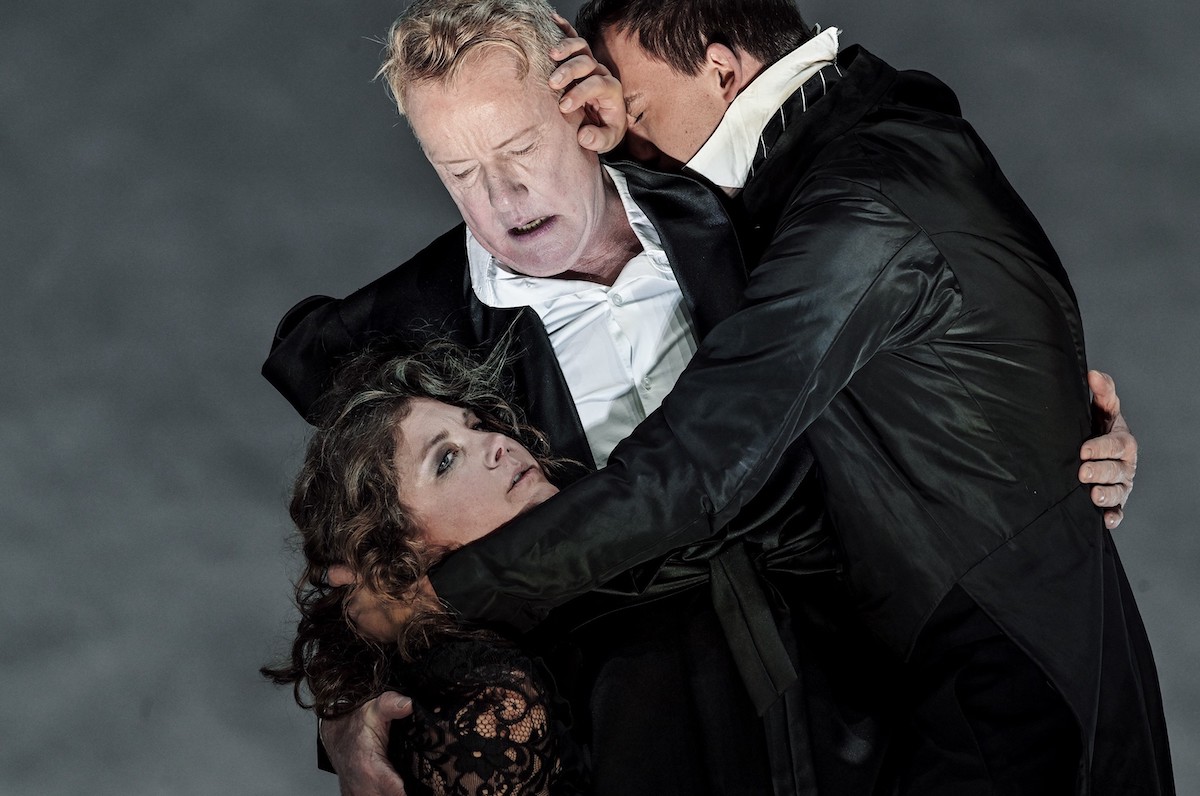 Eines langen Tages Reise in die Nachtvon Eugene O&rsquo;NeillDeutsch von Michael Walter Regie und B&uuml;hne: Sebastian HartmannKost&uuml;me: Adriana Braga PeretzkiMusik: Samuel WieseChoreografie: R&ocirc;nni MacielLichtdesign: Lothar BaumgarteDramaturgie: J&ouml;rg BochowAuf dem Bild: Cordelia Wege, Torsten Ranft, Simon Werdelis  Sebastian HoppeFotografiePrellerstrasse 27D-01309 DresdenTel.: +49 178 6000683Mail: mail@hoppesebastian.deBankverbindung:Berliner SparkasseIBAN: DE45 1005 0000 0074 7993 39BIC: BELADEBEXXXF&uuml;r Programmtipps, Veranstaltungshinweise, bei redaktioneller Verwendung und f&uuml;r Partner ist die Nutzung frei. Bei anderweitiger Nutzung wenden Sie sich bitte an die Presse- und &Ouml;ffentlichkeitsarbeit &ndash; presse@staatsschauspiel-dresden.de.Nennen Sie bitte immer den Fotografen. / Please respect the copyright.Die Zusendung eines Belegs ist obligatorisch: Staatsschauspiel Dresden, Presse- und &Ouml;ffentlichkeitsarbeit, Theaterstra&szlig;e 2, 01067 Dresden
