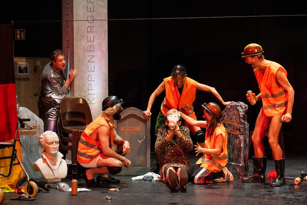 Man muss sich Mephisto als einen gl&uuml;cklichen Menschen vorstellenGr&uuml;ndgens, Mann und die deutsche Seelevon Jan Bonny und Jan Eichberg nach dem Roman von Klaus MannRegie: Jan Bonny Regie und Video: Jan BonnyB&uuml;hne: Alex WisselKost&uuml;m: Ulrike ScharfschwerdtLicht: Jean-Mario Bessi&egrave;reKamera: Jakob BergerDramaturgie: Stijn Reinhold Auf dem BildThomas Schubert, Julian Sark, Mila Moinzadeh, Cathleen Baumann, Blanka Winkler, Claudius Steffens Foto: Sandra Then