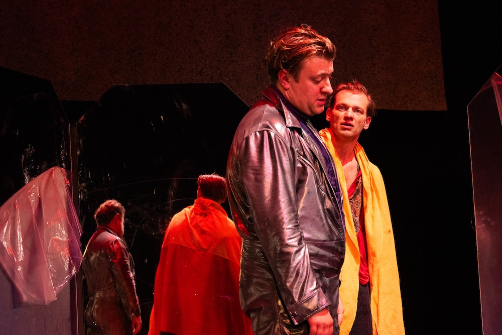 Man muss sich Mephisto als einen gl&uuml;cklichen Menschen vorstellenGr&uuml;ndgens, Mann und die deutsche Seelevon Jan Bonny und Jan Eichberg nach dem Roman von Klaus MannRegie: Jan Bonny Regie und Video: Jan BonnyB&uuml;hne: Alex WisselKost&uuml;m: Ulrike ScharfschwerdtLicht: Jean-Mario Bessi&egrave;reKamera: Jakob BergerDramaturgie: Stijn Reinhold Auf dem BildThomas Schubert, Claudius Steffens Foto: Sandra Then