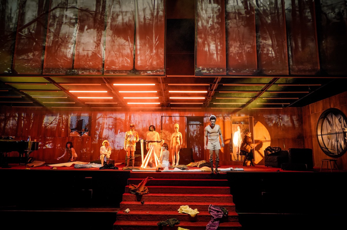 Der W&uuml;rgeengel (UA)von PeterLicht und SE Struck nach Luis Bu&ntilde;uelRegie: Claudia Bauer Regie: Claudia BauerB&uuml;hne: Andreas AuerbachKost&uuml;me: Vanessa RustMusik: Alexandra Holtsch, Hubert WildVideo: Jan Isaak VogesDramaturgie: Katja HerlemannLicht: Marcel Heyde Auf dem BildDer W&uuml;rgeengel von PeterLicht und SE Struck nach Luis Bu&ntilde;uelRegie: Claudia BauerEnsemble Foto: Arno Declair