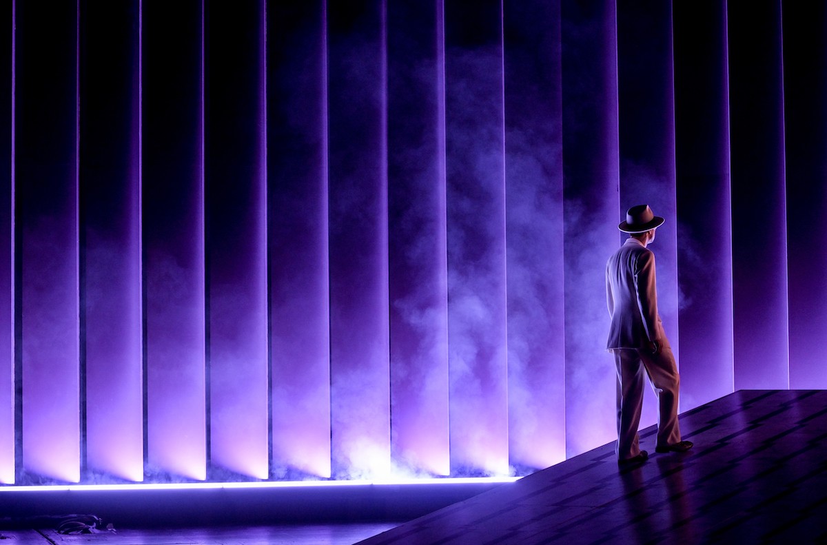 DER GROSSE GATSBYnach F. Scott Fitzgeraldf&uuml;r die B&uuml;hne bearbeitet von Iga GańczarczykRegie: Ewelina Marciniak Regie: Ewelina MarciniakB&uuml;hne: Grzegorz Layer, Ewelina MarciniakKost&uuml;me: Julia KornackaMusik: Wacław ZimpelChoreografie: Agnieszka KrystDramaturgie: Iga Gańczarczyk, Eivind HauglandLicht: Aleksandr Prowaliński Auf dem BildDer gro&szlig;e Gatsby nach F. Scott FitzgeraldRegie: Ewelina MarciniakLinda P&ouml;ppel, Isaak Dentler, Arash Nayebbandi, Sarah Grunert, Christoph Bornm&uuml;ller Foto: Arno Declair