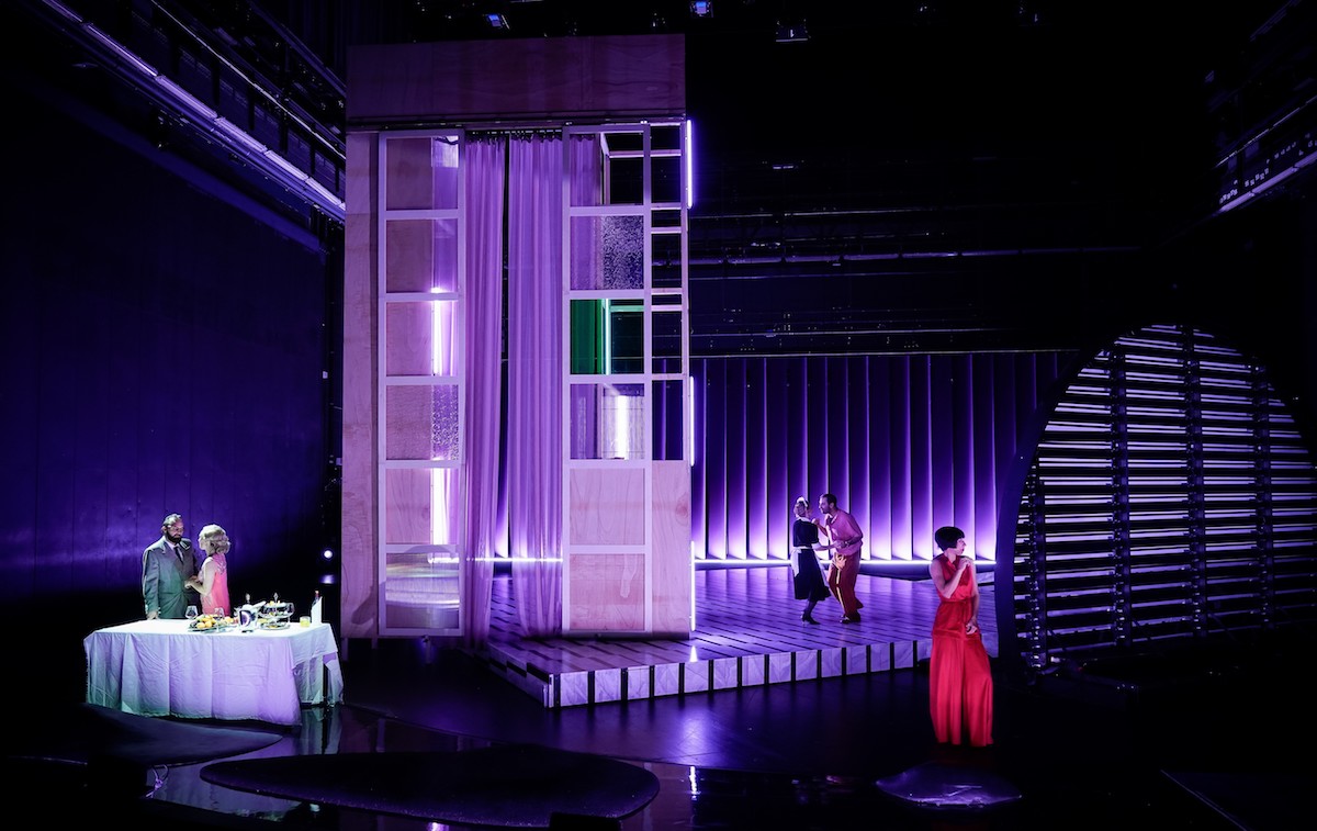 DER GROSSE GATSBYnach F. Scott Fitzgeraldf&uuml;r die B&uuml;hne bearbeitet von Iga GańczarczykRegie: Ewelina Marciniak Regie: Ewelina MarciniakB&uuml;hne: Grzegorz Layer, Ewelina MarciniakKost&uuml;me: Julia KornackaMusik: Wacław ZimpelChoreografie: Agnieszka KrystDramaturgie: Iga Gańczarczyk, Eivind HauglandLicht: Aleksandr Prowaliński Auf dem BildDer gro&szlig;e Gatsby nach F. Scott FitzgeraldRegie: Ewelina MarciniakIsaak Dentler, Sarah Grunert, Nina Wolf, Arash Nayebbandi, Linda P&ouml;ppel Foto: Arno Declair