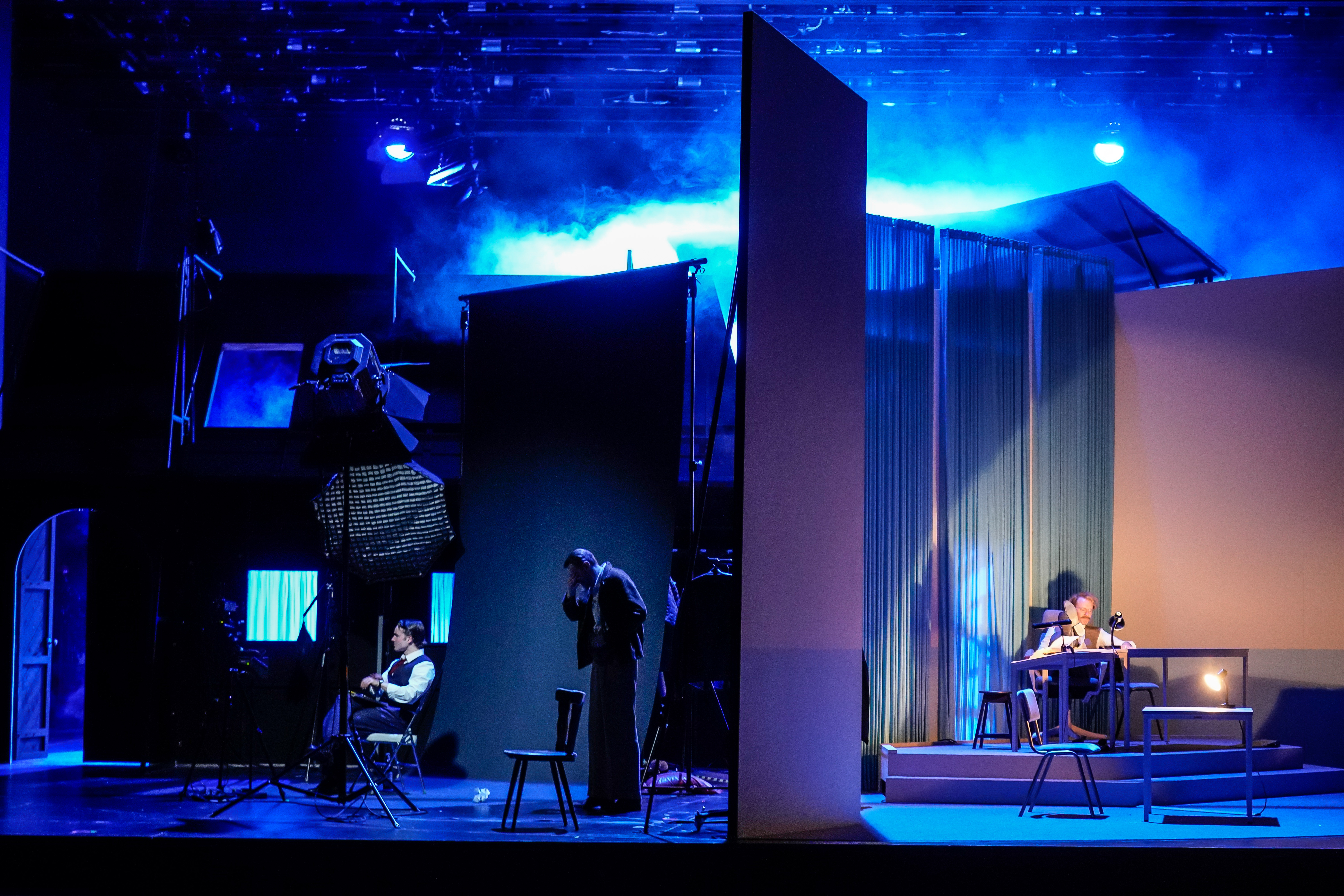 Der zerbrochne Krug 13 MVT Jan Meeno Jürgens MAx poerting Steffen Link c Arno Declair.jpg